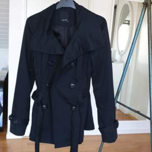 Snygg svart kappa/ jacka från Vero Moda i XS. Använder den inte längre så tänkte sälja av den istället <3 
