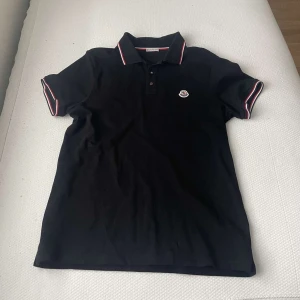 Moncler Piké  - Piké som endast är använd fåtal gånger och är nästan som nyskick. Köpt för 2500 kr 🖤