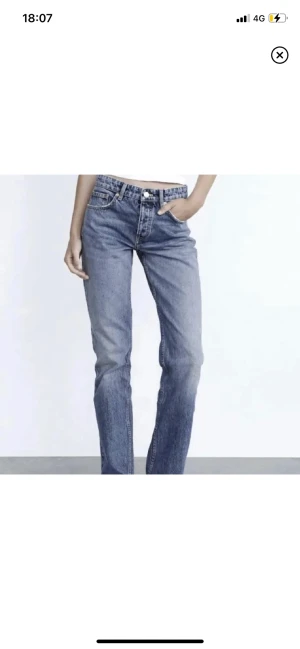 Mid waist straight jeans Zara  - Straight jeans med medelhög midja från Zara, sparsamt använda 