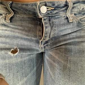 lågmidjade jeans med hål vid knäna och på framsidan på bild ett❤️‍🔥