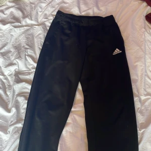 Byxor - Ett par svarta adidas byxor