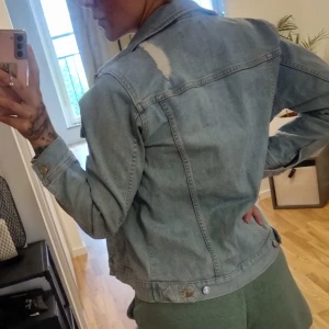 Jeansjacka  - Jeansjacka köpt på Gina Tricot Använd ett fåtal gånger. Som ny.  