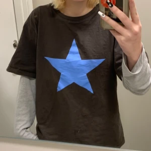 Star-Tshirt - Brun t-shirt med blå stjärna ⭐️ Bara meet-up :)