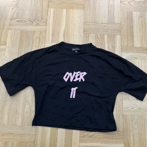 Crop top - Svart crop top med text, storlek 36. 50 kr + fraktkostnad 