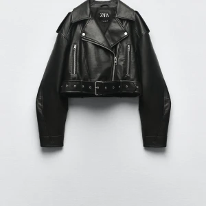 Skinn jacka  - Oversized skinnjacka ifrån zara, storlek L. Beställde två för o kolla storlek, o missade retur perioden så nu säljer ja vidare den istället! Prislapp sitter kvar o den är kvar i sin kartong.  Slutar precis ovanför rumpan, så skitsnyggt  med klänning! 