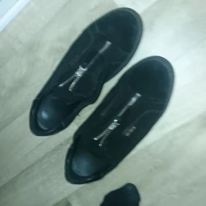 Axel arigato skor strl 44 - Köpt för 3månader sedan dustbag o box finns inte kvar men har kvar rengörings kittet 