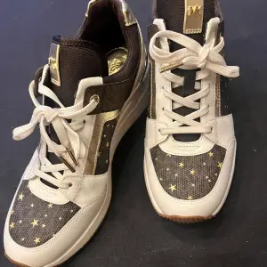 Jättefina sneakers med klack från Michael kors i nyskick! 