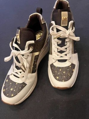 Michael kors sneakers  - Jättefina sneakers med klack från Michael kors i nyskick! 