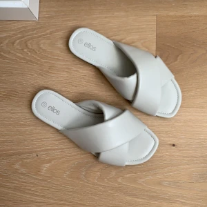 Vita sandaler  - Storlek 38