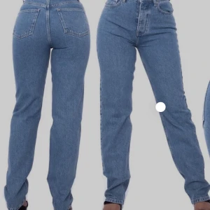 A-dsgn jeans stl xl - Säljer mina nya a-dagn jeans i stl xl då dom är för små. Aldrig använt dom så i helt nytt skick! Nytt pris var 799kr och mitt pris är 350kr + köparen står för frakt
