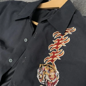 Bombastic skjorta - This shirt man…😩 Den är Large men passar mig perfekt som är lite mer skinny  🐉🔥🐅👹