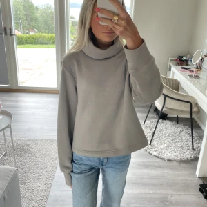 Tröja från zara - Säljer denna polo tröja från zara🫶🏻