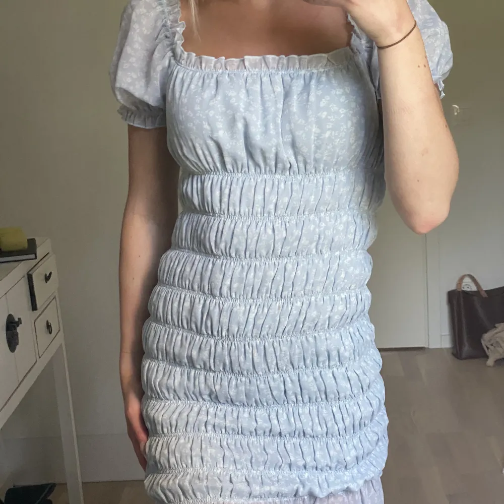 Jättefin ljusblå klänning perfekt till sommaren, nyskick 🤍. Klänningar.