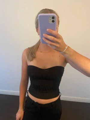 Svart korset topp - Sen svart korset topp ifrån Shein i storlek S. Tröjan är använd ett fåtal gånger så i väldigt bra skicka. 