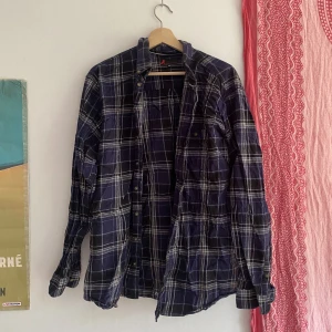 Overshirt - Blå-/svartrutig overshirt från dressman. Köpt secondhand.