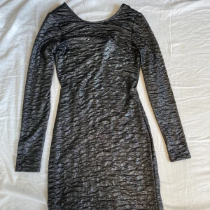 Tajt klänning  - Snygg tajt lagom kort klänning, svart glittrig  Xs