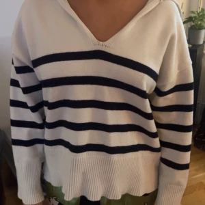 Zara - Hej jag säljer denna tröja för den kommer inte till användning längre. Köpte den förra sommaren. Köpte för 600 men säljer för 300