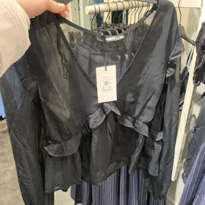 Svart bus - Söt blus från bik bok använd fåtal gånger kommer inte till användning💞