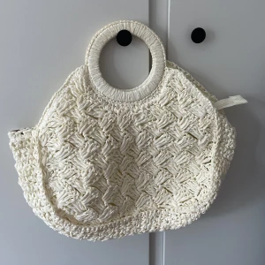 Strandväska  - En väska köpt i Spanien, jättefint skick och rymmer mycket!