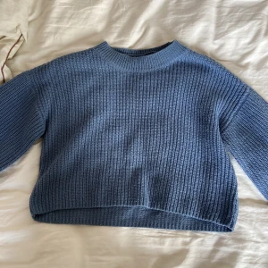 Blå stickad tröja  - Säljer denna fina mörkblåa stickade tröja från Vero Moda. 