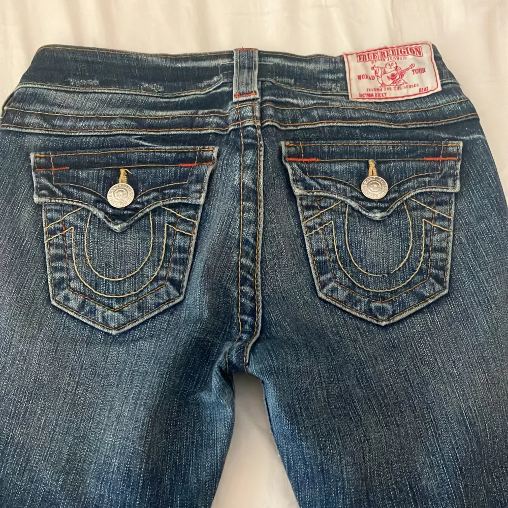 Mörkblåa true religon byxor köpte på Plick men kmr inte till användning . Jeans & Byxor.