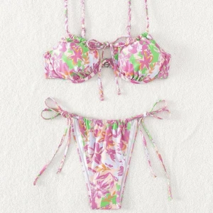 Bikini från shein  - Bikini från shein i storlek M. Helt ny och aldrig använd 