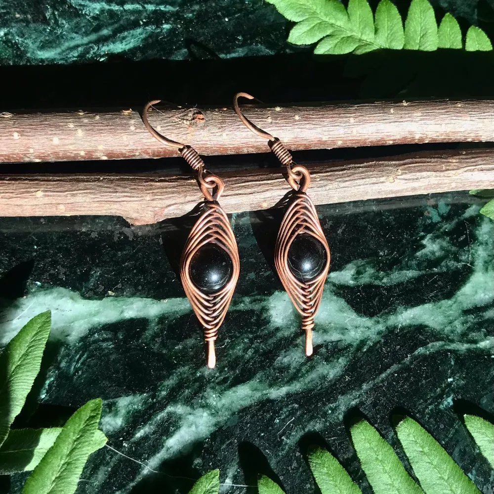 Wirewrapped kopparörhängen med svart obsidian sten. Nickelfria. Kolla gärna in mina andra annonser med fler handgjorda smycken 🌞 . Asusteet.