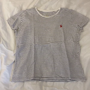 tshirt  - Knappt använd tshirt men trycket med storleken slets i en tvätt. Köparen står för frakten.