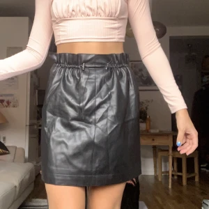 Läderkjol  - Då den är justerbar i midjan skulle jag säg att den passar en 36-38 också. 