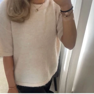 Stickad t-shirt - Intressekoll på min sjukt fina stickad t- shirt då den inte kommer till användning. Identisk som den från Other Stories men köpt på Boozt!! Köparen står för frakten.😇