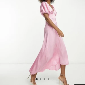 Klänning från ASOS - Superfin klänning från ASOS! Helt ny med lapparna på. Säljes då jag beställde flera men missade sista returdatumet. Superfin till bal, fest, eller bröllop! Fraktar men då står köparen för frakten eller möts upp i Stockholm (stadion)💓 Slutsåld i storlek 36