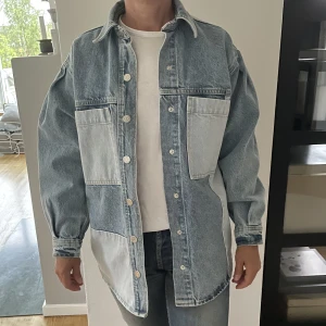 Jeansjacka - Blå jeansjacka från mango, i gott skick och storlek S.