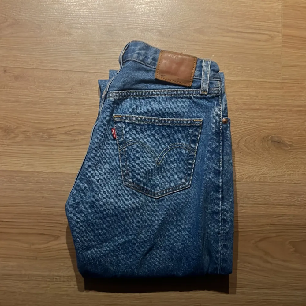 Jättesnygga raka lågmidjade jeans i storlek 25-32, skulle fungera på större storlekar oxå☺️. De är i väldigt fint skick och använda fåtal gånger. Pris kan diskuteras vid snabb affär.. Jeans & Byxor.