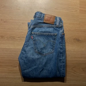 Levi’s 501 jeans - Jättesnygga raka lågmidjade jeans i storlek 25-32, skulle fungera på större storlekar oxå☺️. De är i väldigt fint skick och använda fåtal gånger. Pris kan diskuteras vid snabb affär.