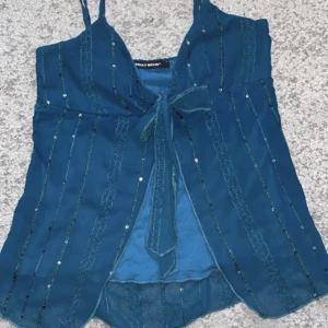 Så snyggg topp - perfekt nu till sommar😇  I storlek 34  Som ny Möts upp i sthlm🫶🏻 tryck ej på köp nu
