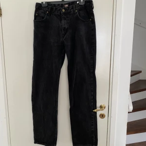Lee jeans - Ett par Lee jeans som säljs då de inte kommer till användning. Lite långa på mig som är 180cm. Fint skick