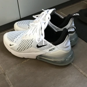 Nike air max 270 - Säljer mina 270s i storlek 38,5. Nästan aldrig använda så dom är som nya. Köpte för en månad sen. De kommer ej till användning så därför säljer ja dom. Finns inga skador varken under eller uppe. Skriv vid frågor. Fraktar och möts. Köparen står för frakten