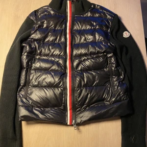 Moncler jacka - Moncler i lätt använt skick. Inga fula märken eller revor. Köpt på Merch of Sweden, säljes för jag har växt ur den.