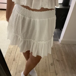 Volang kjol - Vit volang kjol i ny skick!