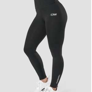 Träningsbyxor iciw  - Jättefina och sköna träningsbyxor med scrunch baktill. Inte använda mycket är som i nyskick. De är i storlek S men dem är små i storleken 