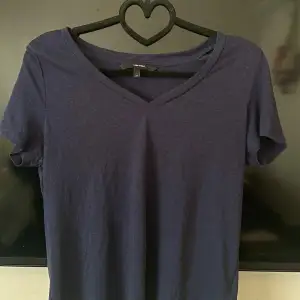 Marinblå t shirt från vero Moda, storlek xs, Frakt tillkommer 🙌 Paketpris är möjligt. Kolla in andra kläder i profilen så fixar vi en super deal 🥰