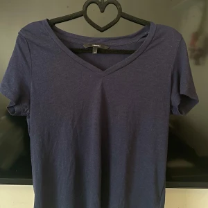 T-shirt från veromoda  - Marinblå t shirt från vero Moda, storlek xs, Frakt tillkommer 🙌 Paketpris är möjligt. Kolla in andra kläder i profilen så fixar vi en super deal 🥰