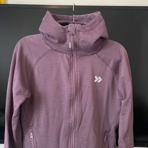 Ziphoodie - Ziptröja från lager 157, storlek M, Frakt tillkommer 🙌 Paketpris är möjligt. Kolla in andra kläder i profilen så fixar vi en super deal 🥰