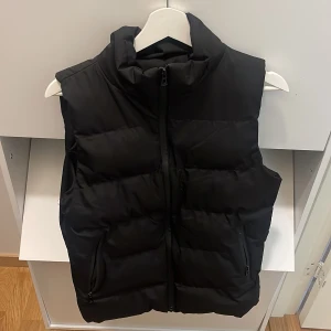 Svart väst - Säljer denna snygg västen som jag inte använt då jag har en annan.   Orginalpris: 399kr Nypris: 200kr