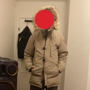 Canada goose jacka herr - Jackan är använd få gånger och kommer inte till användning eftersom jag har en annan jackan är varm och i bra skick bara använd men syns inte skriv för mer info/bilder