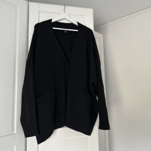 Kofta Monki - Oversized svart kofta från monki i strl L. Koftan har tre knappar. Den är knappt använd 🖤