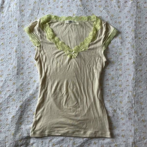 Topp med spets  - Supersöt topp med spets, finns ett litet hål men går nog att sy ihop hur enkelt som helst :) 