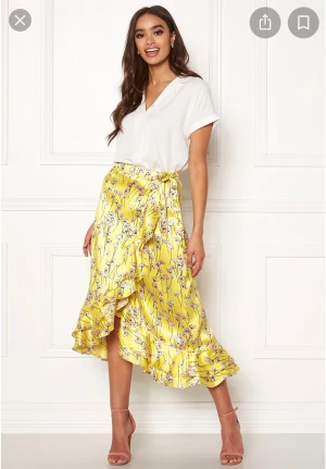 Kjol, Beck Söndergaard - Färgglad och fin kjol från danska märket Beck Söndergaard, nypris 999 kr. Utseende och känsla likt siden, väldigt lent. OneSize; justerbar storlek då den knyts. Passar alltifrån XS-XL beroende på hur man vill att den ska sitta.