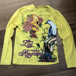 Cool tröja  - Säljer denna jätte coola tröja i storlek s-m. Den är ed Hardy liknande men ingen aning vad det är för märke!🥰