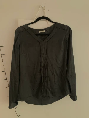 Blus i siden, Stenströms | strl: S/36 - Fin och tidlös sidenblus från Stenströms, nypris 2499 kr. Sparsamt använd. 92% siden, 8% spandex. Säljs pga. lite för stor för mig (bär vanligtvis XS). Passar en S eller M.